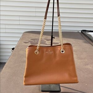 Kate Spade pebbled Tan Leather Shoulder Bag with Gold Chain in excellent